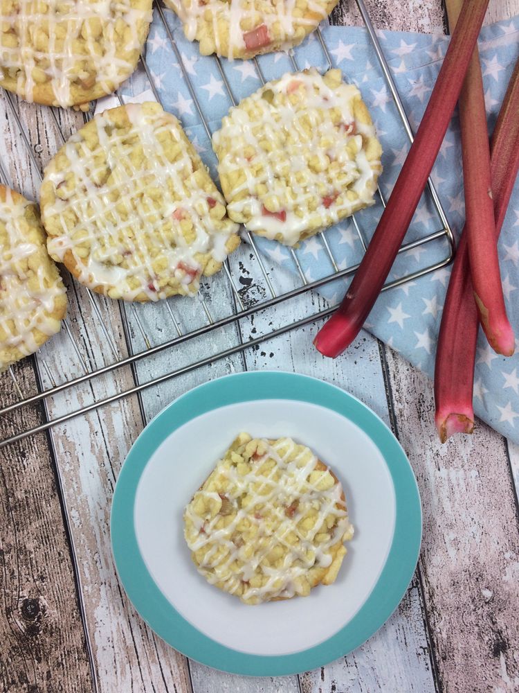 Rezeptbild: Rhabarber Streuseltaler