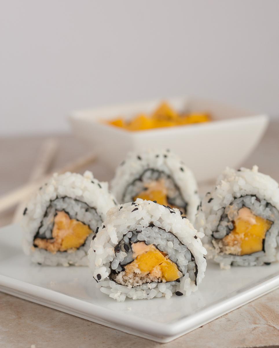 Rezeptbild: Veganes Inside-Out Sushi mit Mango, Knusper-Panko & Sriracha Mayo