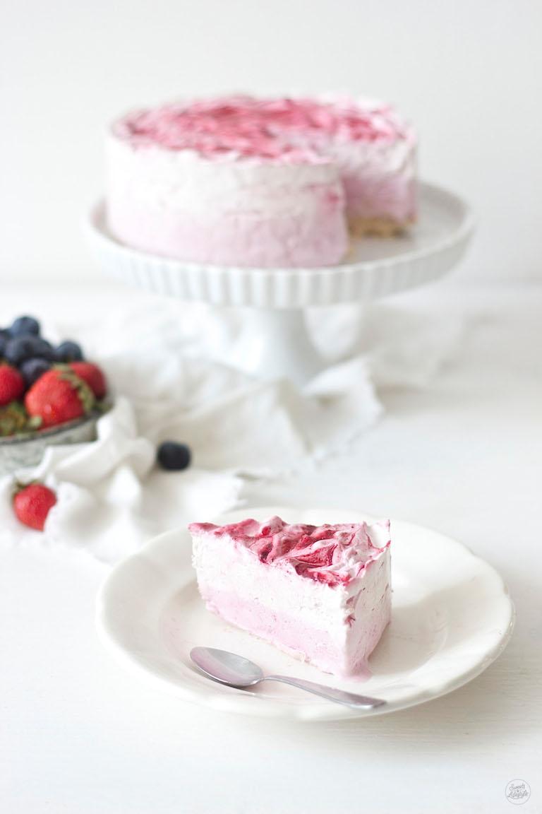 Rezeptbild: Beeren Eistorte mit Swirl