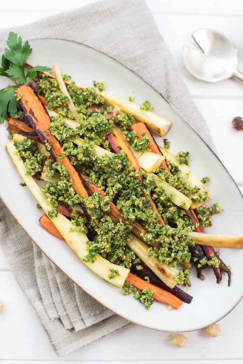 Rezeptbild: Geröstete Pastinaken und Karotten mit Haselnuss Gremolata