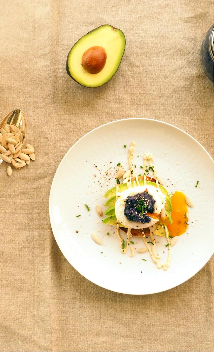 Rezeptbild: Pochiertes Ei, Rotkohl-Tapenade, Sesam-Creme, Avocado