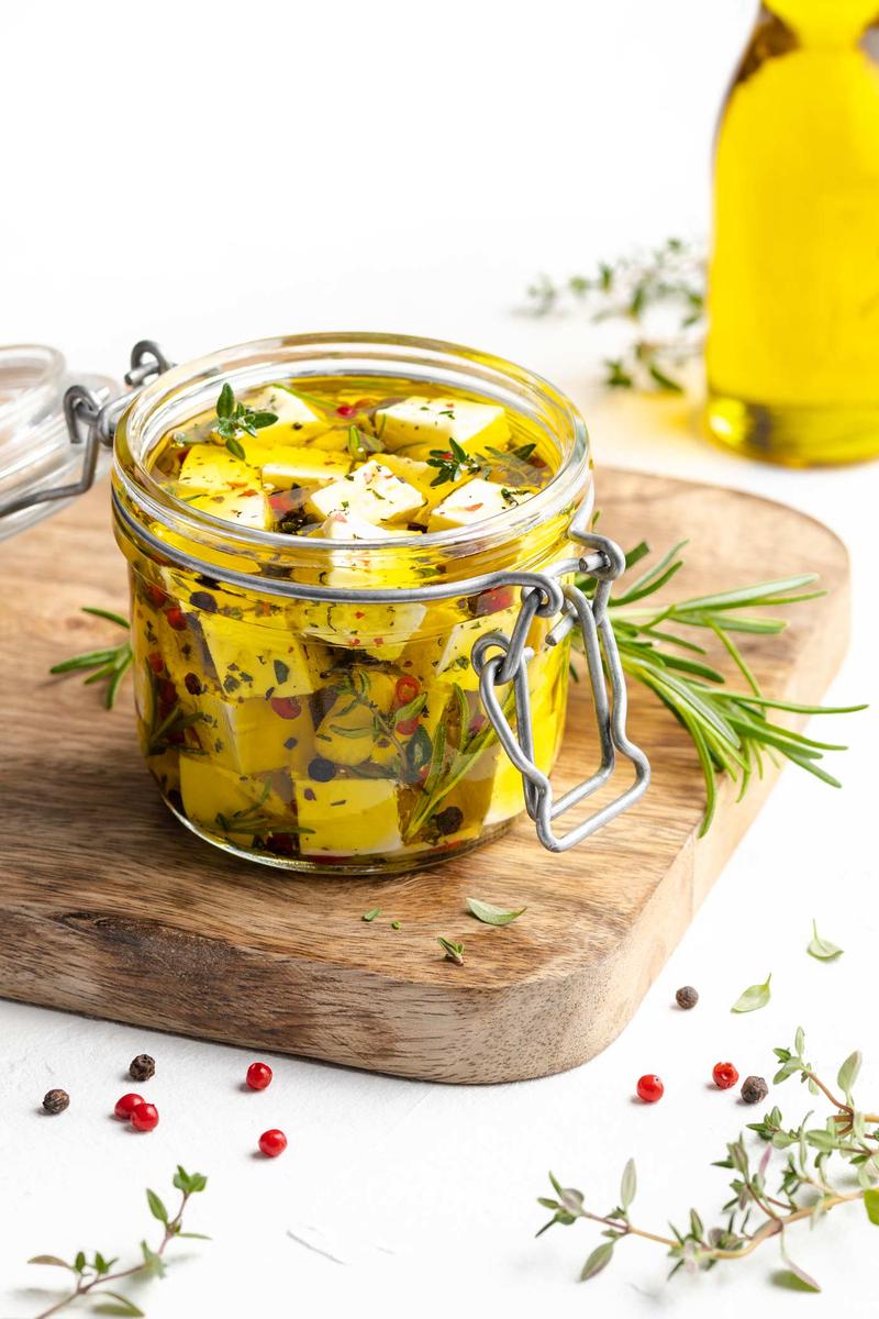 Rezeptbild: Eingelegter Schafskäse in Olivenöl mit Kräutern