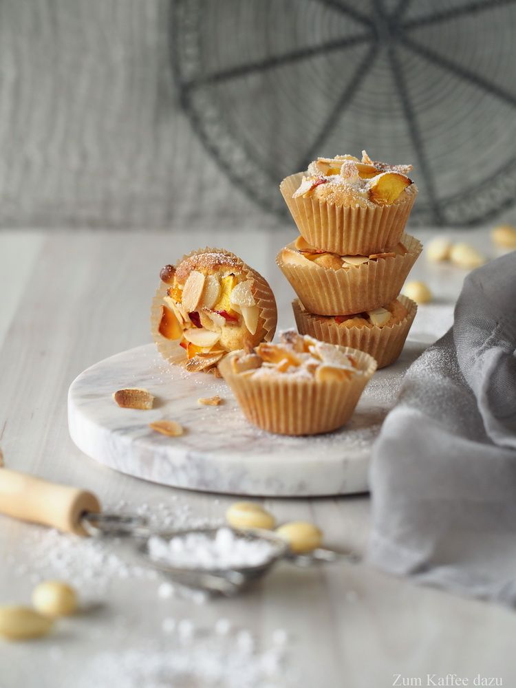 Rezeptbild: Mandelige Baileys-Muffins mit Nektarine