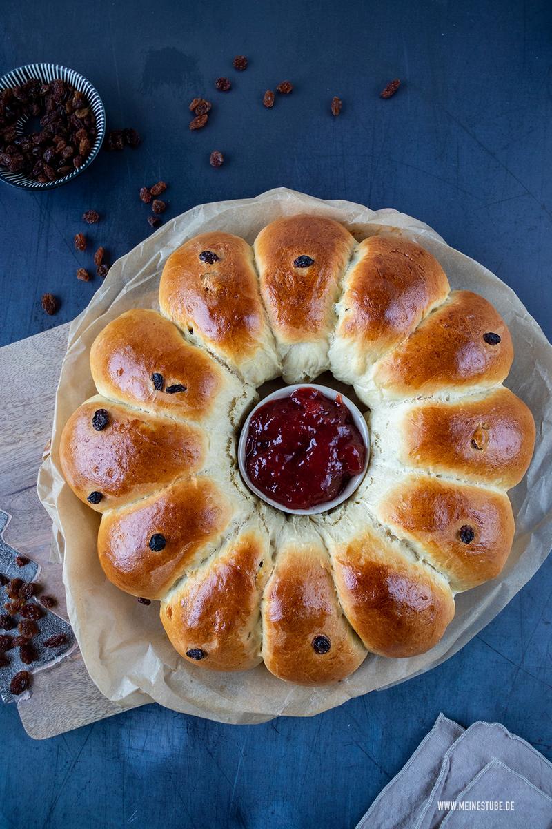 Rezeptbild: Einback mit Rosinen in Blumenform