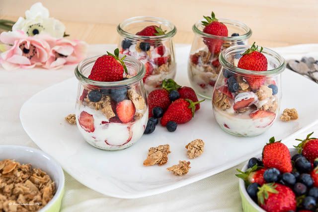 Rezeptbild: fruchtiges Vanille-Dessert mit Haferflocken-Mandel-Crunchies