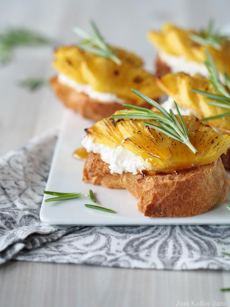 Rezeptbild: Ananas-Bruschetta mit cremig gerührtem Ricotta und Rosmarin