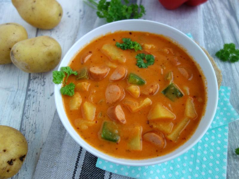 Rezeptbild: Kartoffelgulasch mit Wiener Würstchen