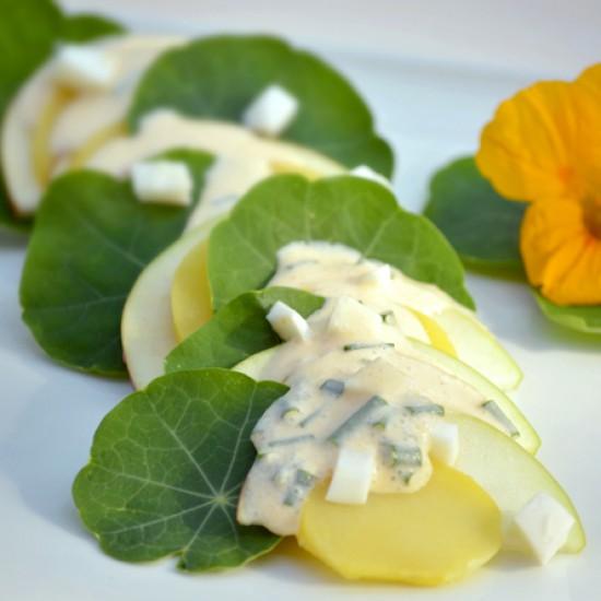 Rezeptbild: Kartoffelsalat mit Apfel und Kapuzinerkresse