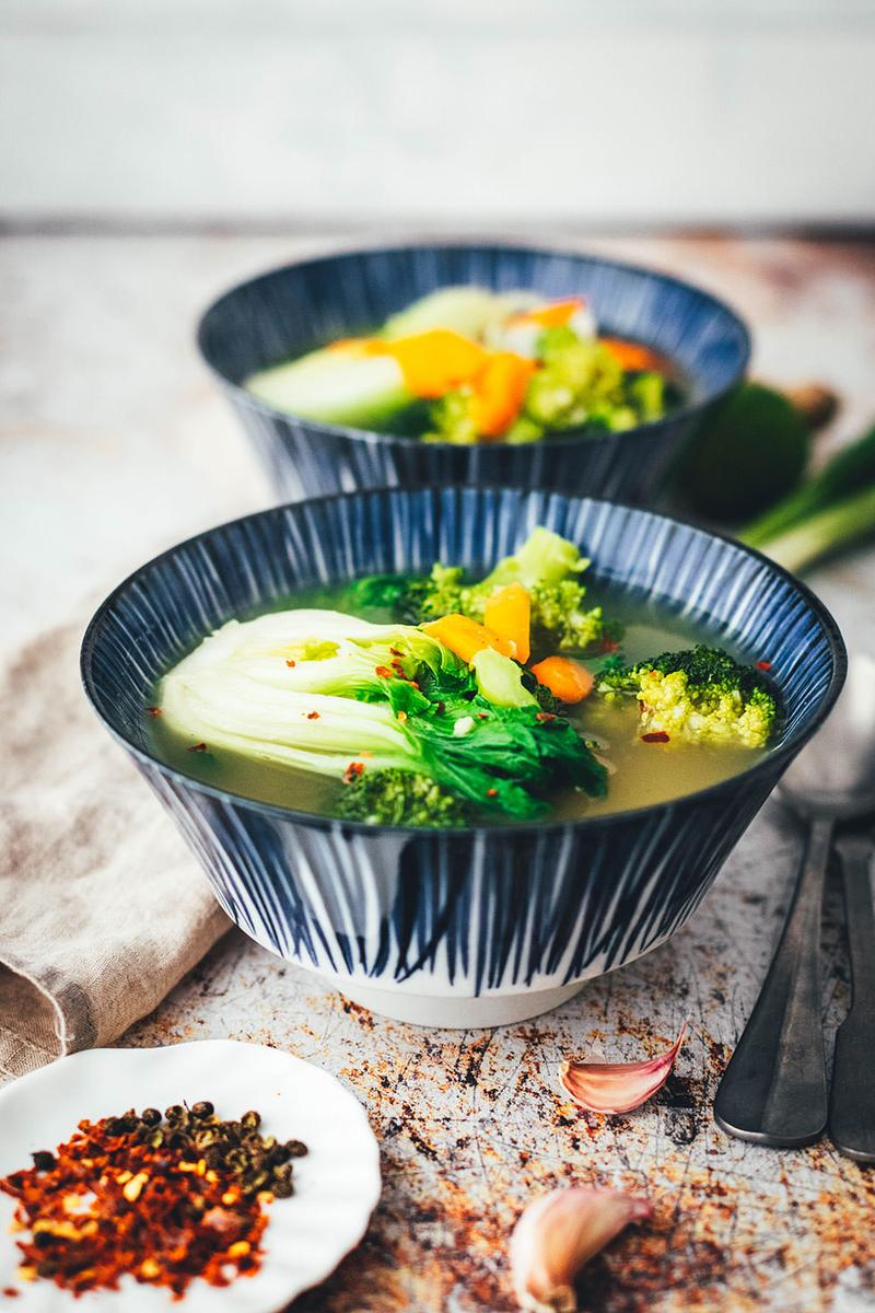 Rezeptbild: Würzige Asia-Suppe – vegane Gemüsesuppe mit asiatischen Aromen
