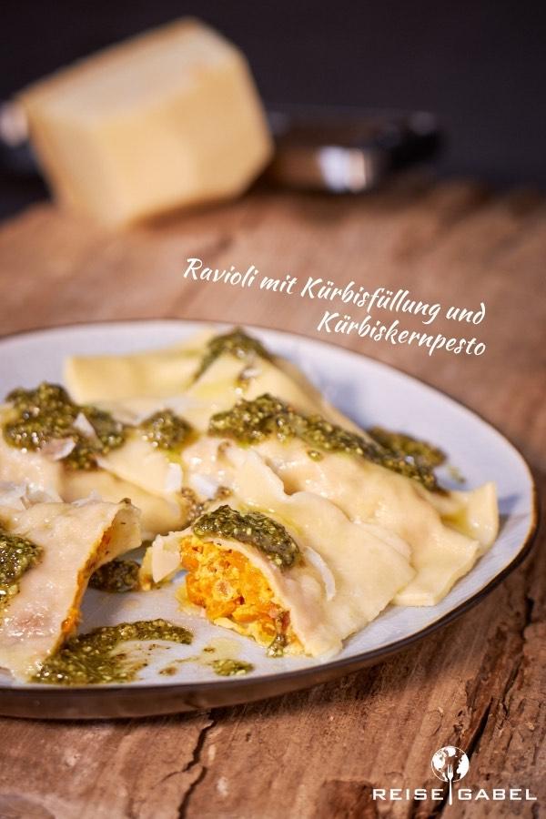 Rezeptbild: Ravioli mit Kürbisfüllung und Kürbiskernpesto