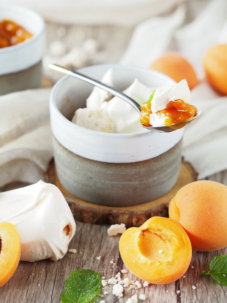 Rezeptbild: Baiser mit Aprikosen-Röster und Sahne