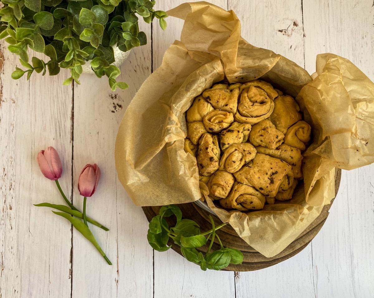 Rezeptbild: Frühlingshaftes Kräuterzupfbrot