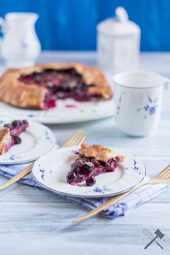 Rezeptbild: Erdbeer Heidelbeer Galette