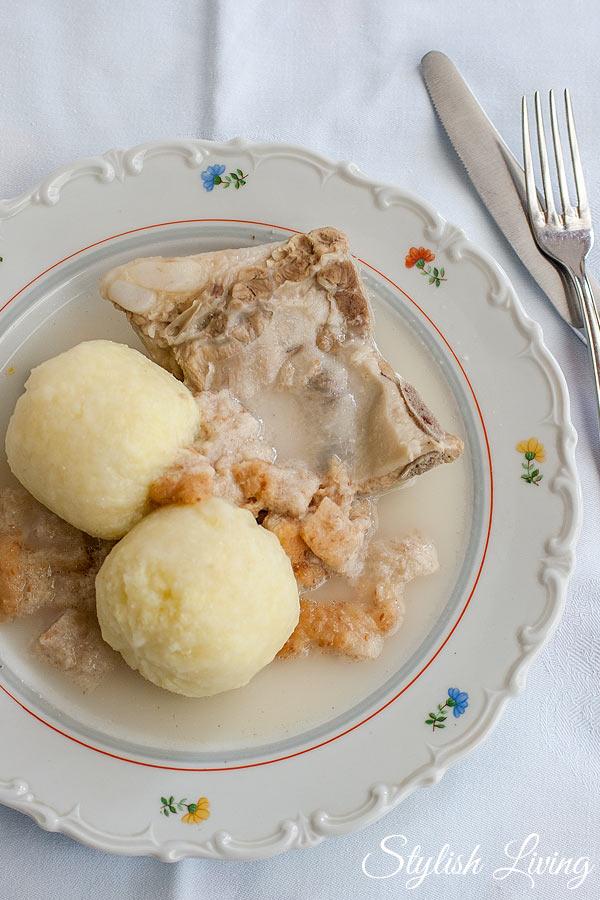 Rezeptbild: Schweinekamm mit Klößen und Meerrettichsauce nach Oma’s Art