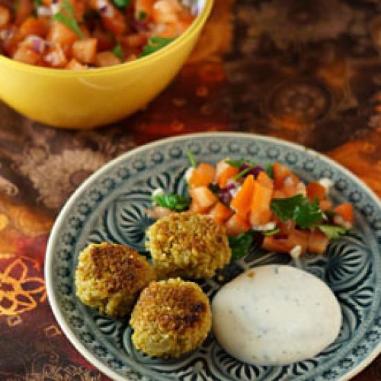 Rezeptbild: Bulgurfrikadellen mit Minzdip und Tomatensalat