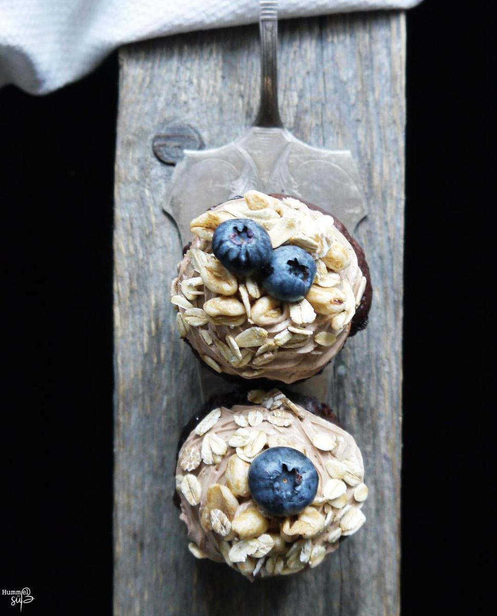 Rezeptbild: Banane Heidelbeer Cupcake, mit Schoko-Créme fraîche und Müsli-Topping