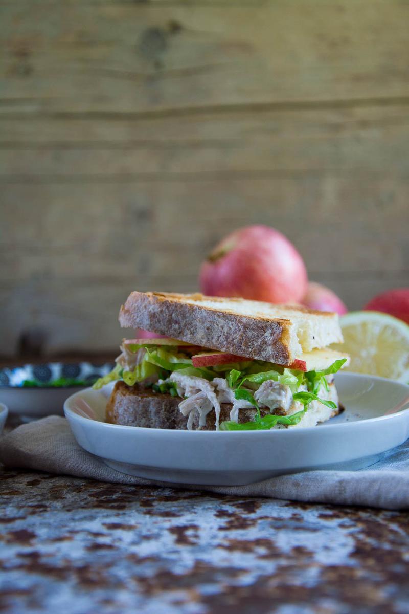 Rezeptbild: Fruchtiges Apfelsandwich mit Pulled Chicken Salad