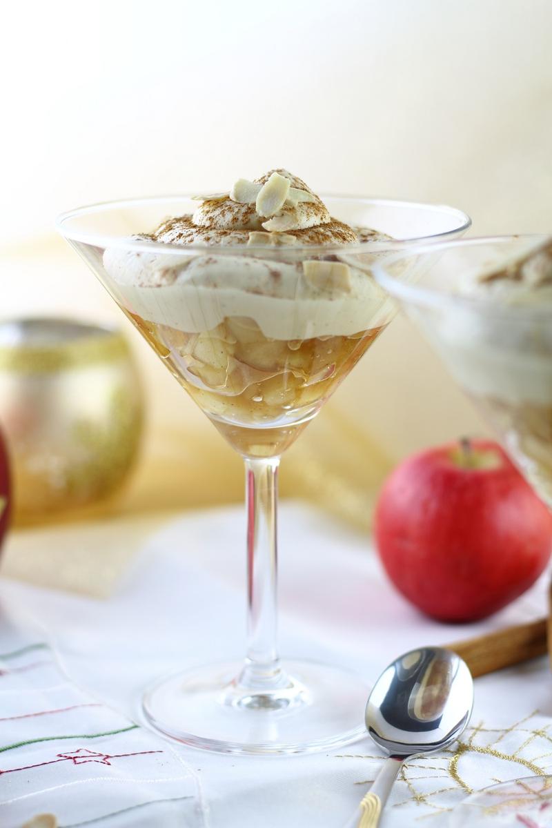 Rezeptbild: Weißes Zimtmousse mit Amaretto-Apfel