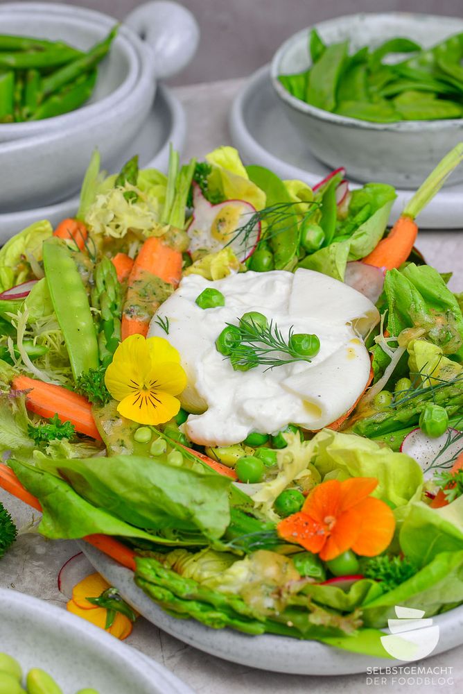 Rezeptbild: Leichter Frühlingssalat mit Spargel, Radieschen und Burrata