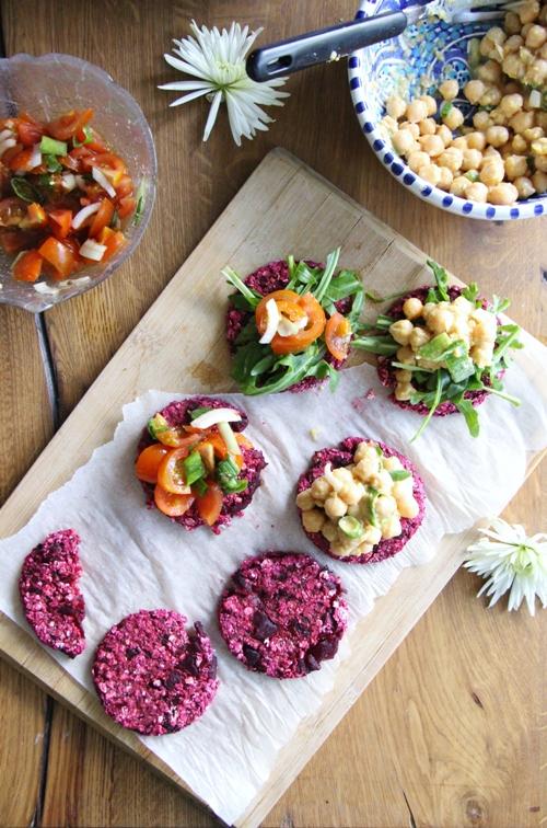 Rezeptbild: Rote Beete Taler mit Kichererbsen- und Tomatensalsa