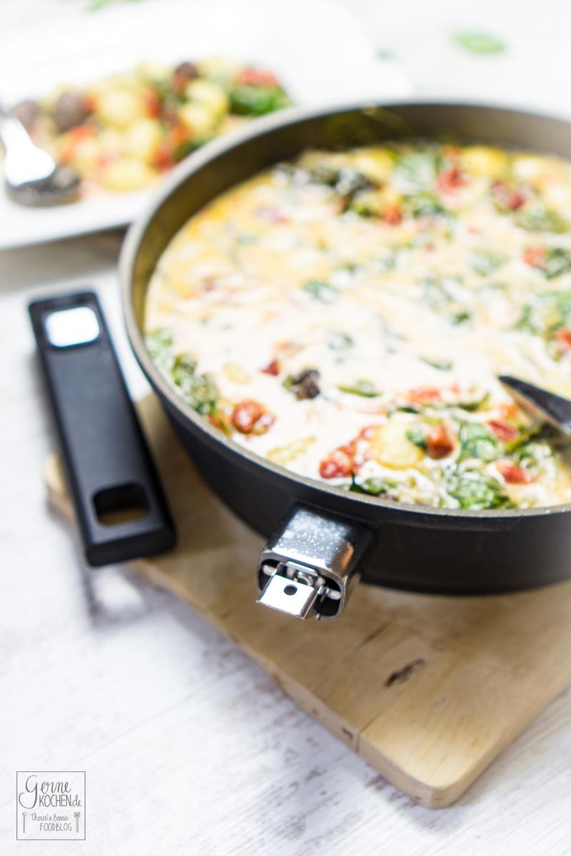 Rezeptbild: Ofengnocchi mit Spinat, Paprika und Merguez