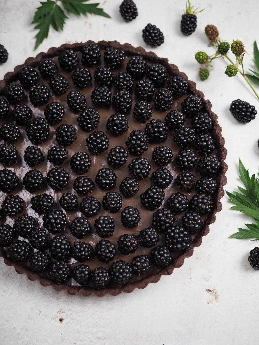 Rezeptbild: Cremige Schokoladentarte mit Brombeeren