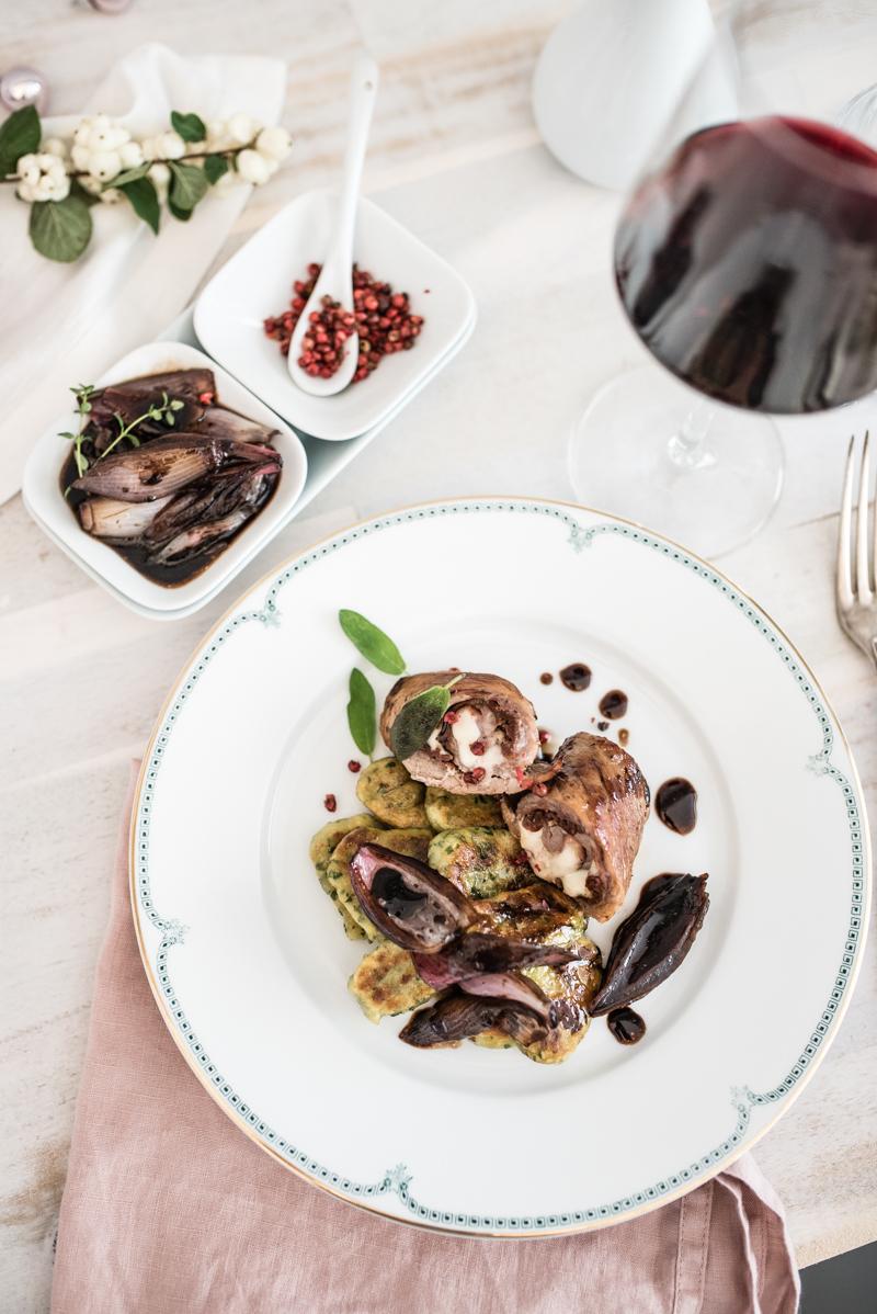 Rezeptbild: GEFÜLLTE KALBSINVOLTINI, BALSAMICO SCHALOTTEN, KNUSPRIG GEBRATENE PETERSILIENGNOCCHI