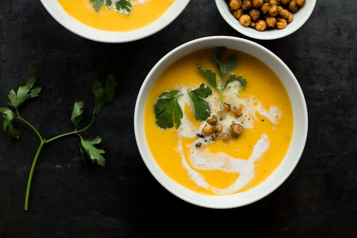 Rezeptbild: Kürbissuppe mit gerösteten Ras el Hanout Kichererbsen