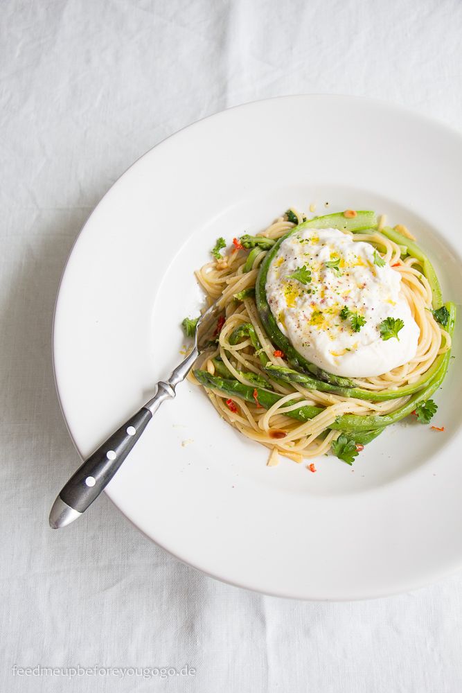 Rezeptbild: Spaghetti mit grünem Spargel, Burrata, Chili & Zitrone