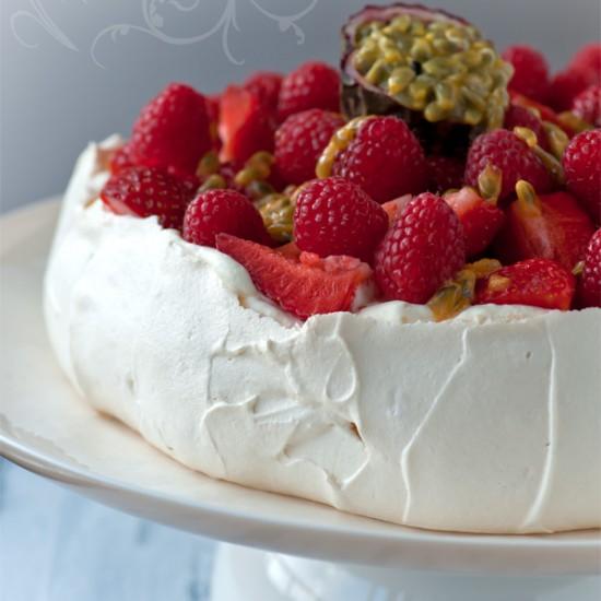 Rezeptbild: Pavlova mit Erdbeeren, Himbeeren und Maracuja