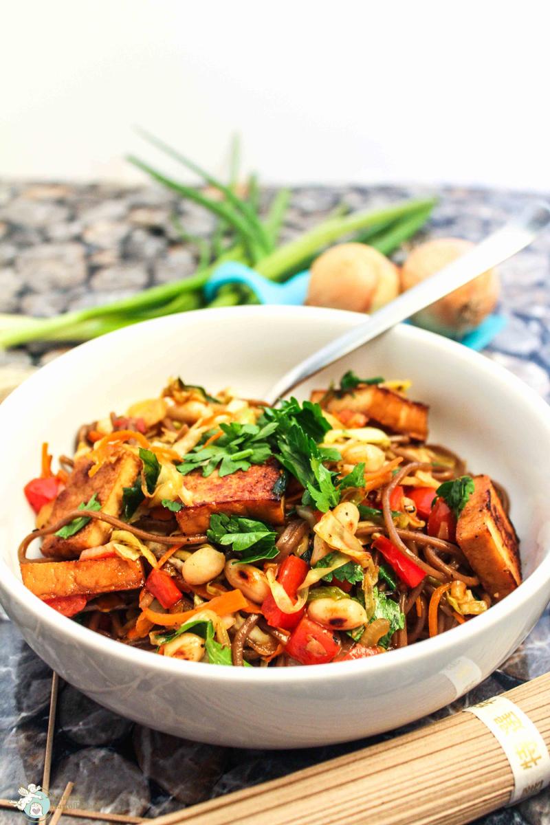 Rezeptbild: Sobanudeln mit buntem Teriyaki-Gemüse