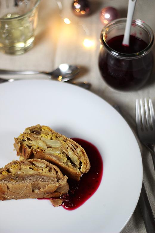 Rezeptbild: Wirsing-Maronenstrudel mit Cranberrysauce