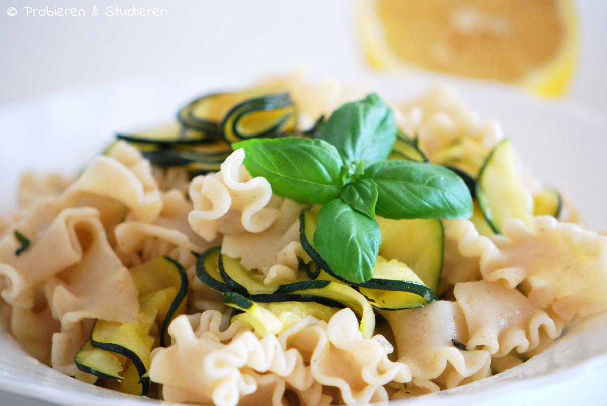 Rezeptbild: Zucchini Zitronen Pasta mit Basilikum