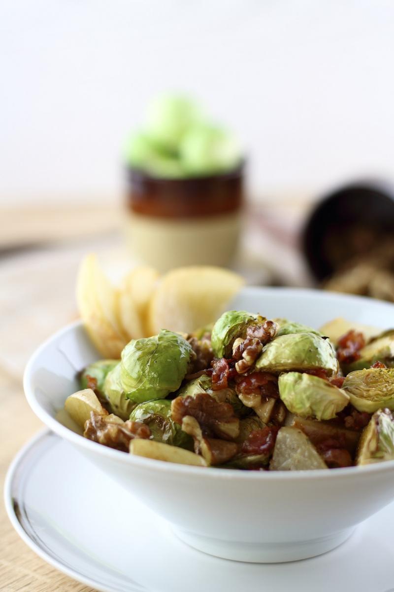 Rezeptbild: Rosenkohlsalat mit karamellisierter Nashi-Birne & gerösteten Walnüssen