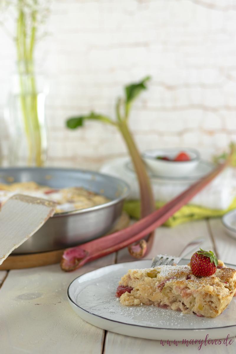 Rezeptbild: Frühlingshafter Erdbeer-Rhabarber-Grießauflauf aus der Pfanne