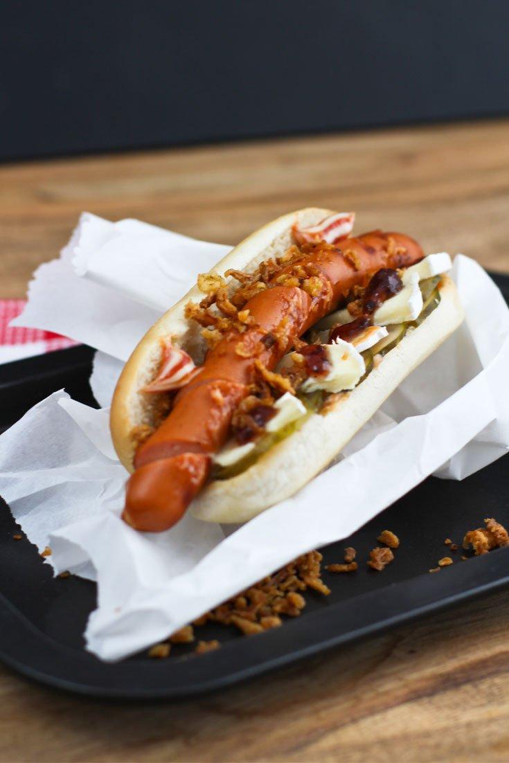 Rezeptbild: IKEA Hotdogs zubereiten: Pimpen mit Camembert und Beerensenf