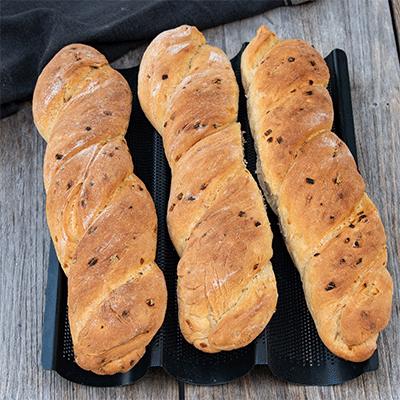 Rezeptbild:  Stangenbrote mit roten Zwiebeln