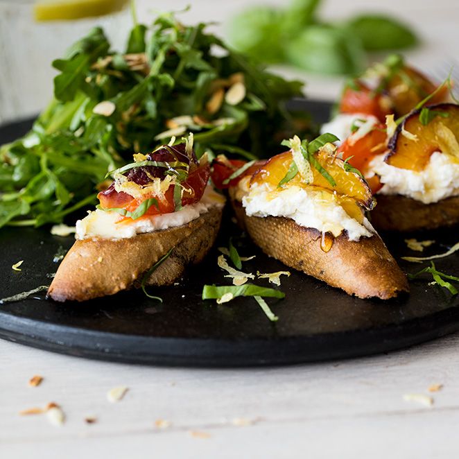 Rezeptbild: Ricotta-Crostini mit Pfirsich und Tomate