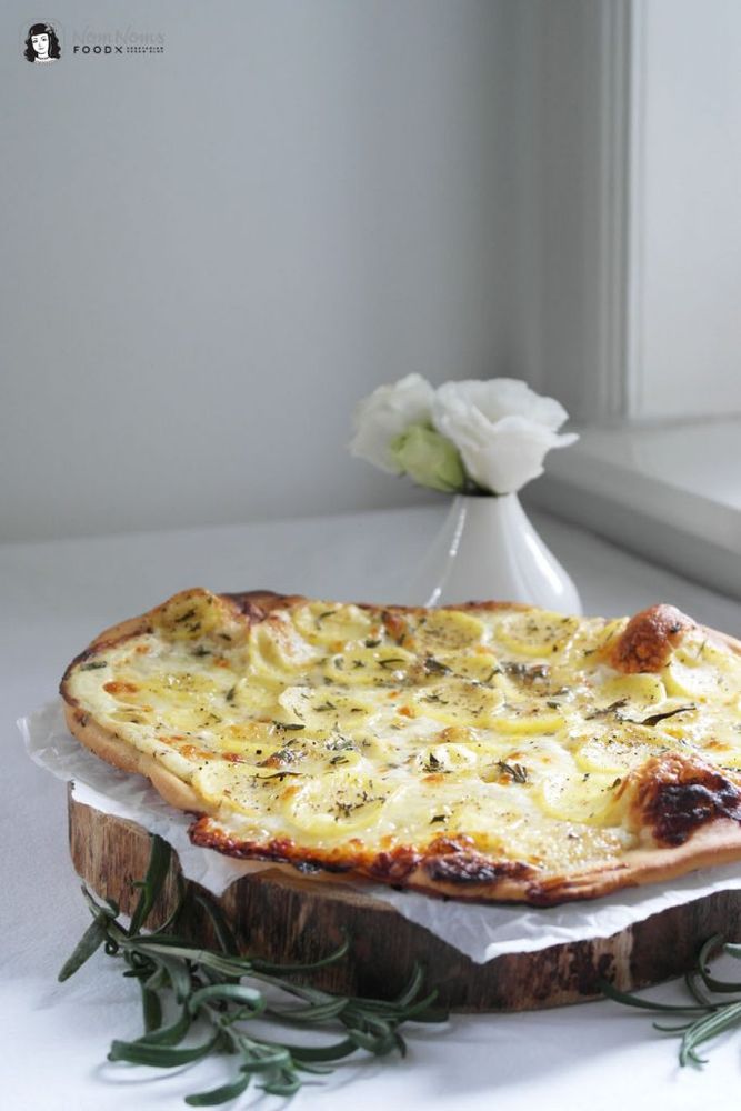 Rezeptbild: Weiße Pizza Bianca Panna mit Kartoffelscheiben, Mozzarella und Rosmarin