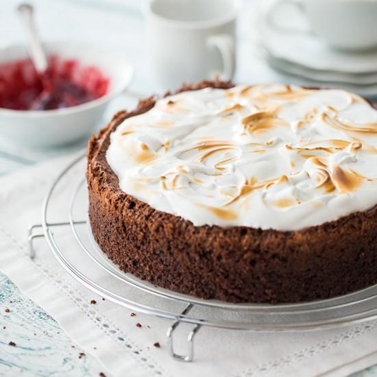 Rezeptbild: Schokoladen-Mandel-Kirsch-Kuchen mit Baiserhaube