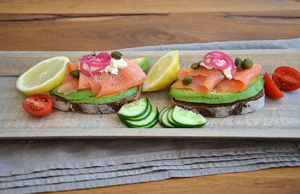 Rezeptbild: Bauernbrot mit Avocado, Lachs und marinierten Zwiebeln