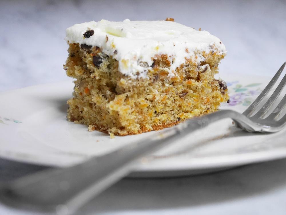 Rezeptbild: Saftiger Möhren-Orangen-Kuchen mit Schokolade und Frischkäse-Buttercreme