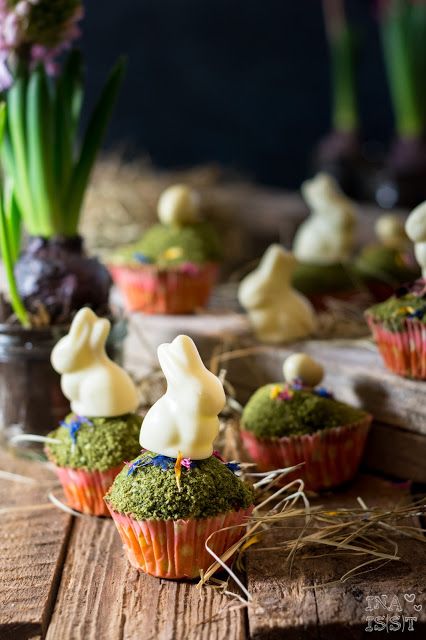 Rezeptbild: Ostermuffins mit Moos und Blüten
