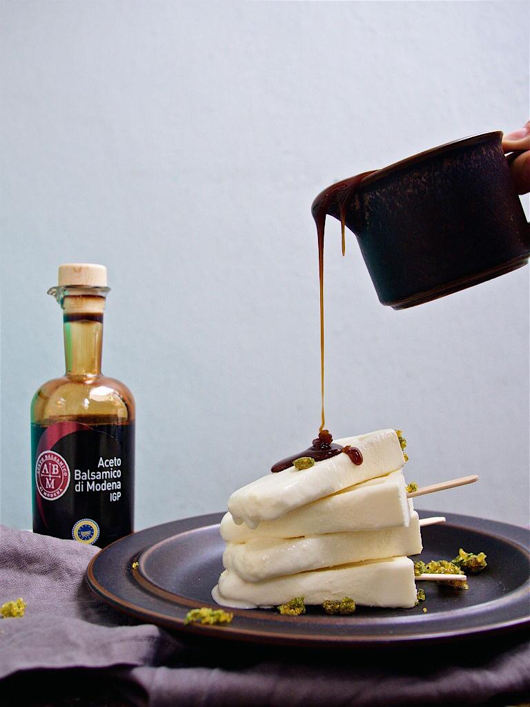 Rezeptbild: Ziegenfrischkäseeis mit Balsamkaramell und Rosmarinkrokant