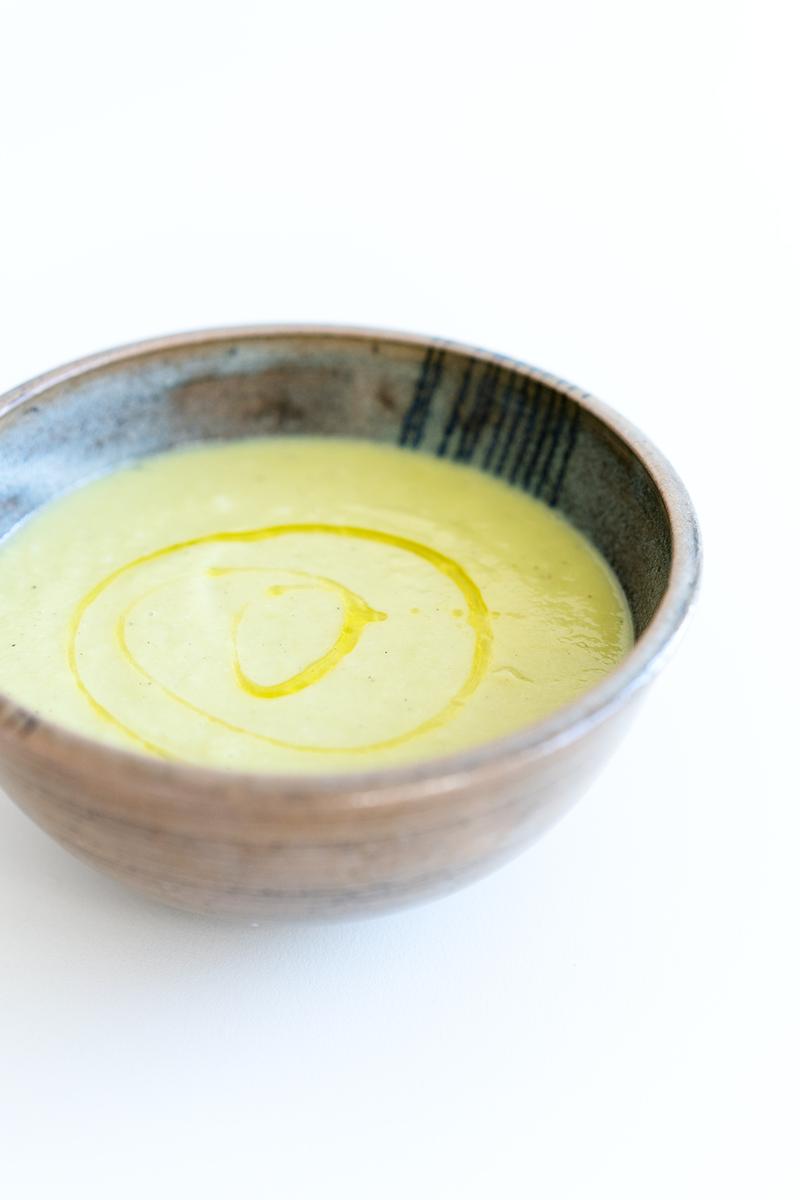 Rezeptbild: Cremige vegane Lauchsuppe mit Olivenöl