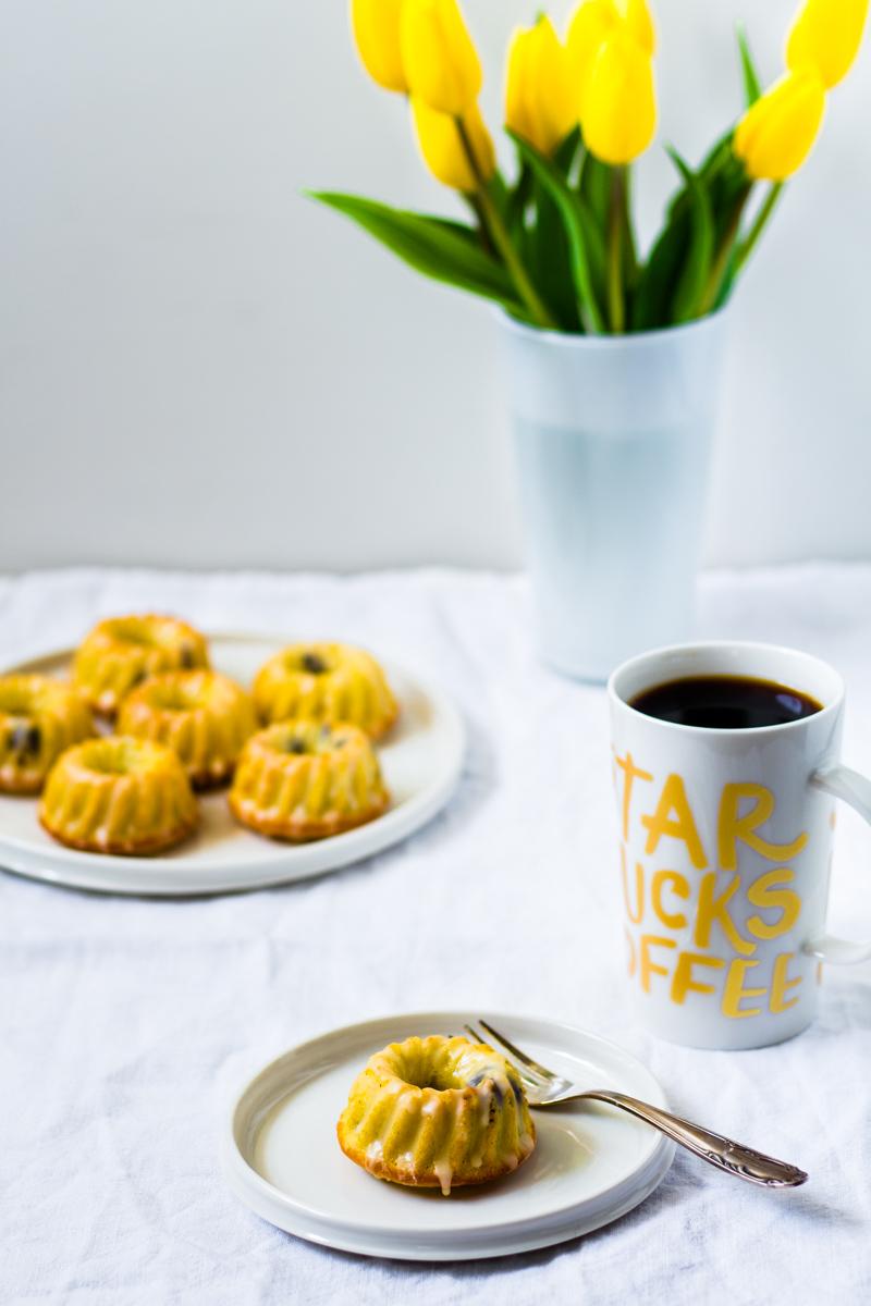 Rezeptbild: Mini Eierlikör-Gugelhupfe mit Amarenakirschen