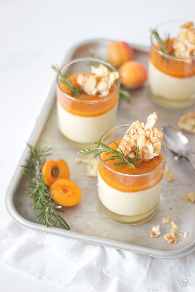 Rezeptbild: Semifreddo mit Marillen und Mandel-Rosmarin-Krokant