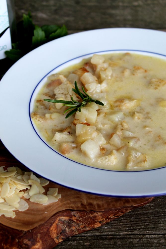 Rezeptbild: Weißweinsuppe mit glasierten Birnen und Mandelcroutons