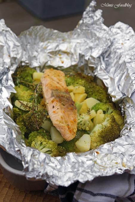 Rezeptbild: Lachs aus dem Backofen auf einem Brokkoli-Kartoffel-Bett ~ mit frischen Gartenkräutern