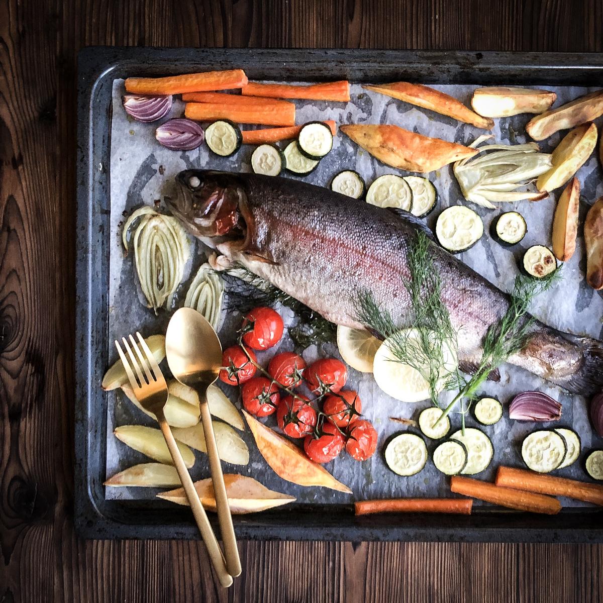 Rezeptbild: FORELLE IM OFEN MIT GEMÜSE